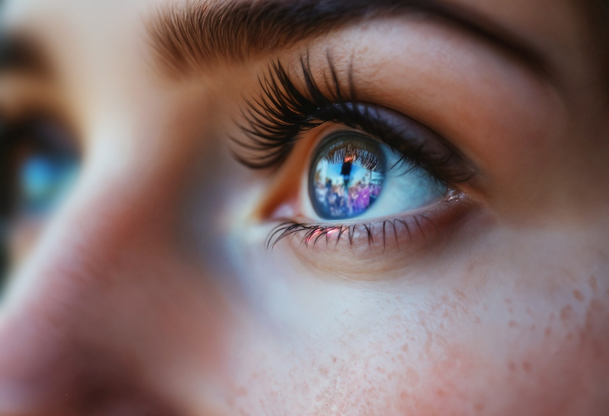 Primer plano de ojo humano con foco nítido que representa la importancia de la salud visual